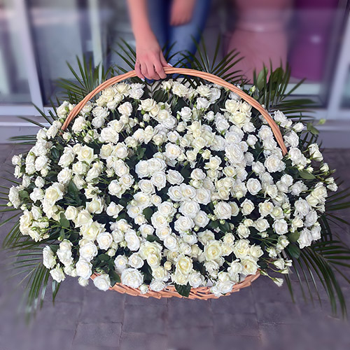Фото товара 200 кустовых роз в корзине в Запорожье