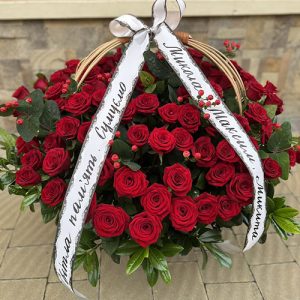 великий кошик червоних троянд на похорон у Запоріжжі фото
