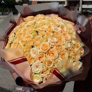 великий букет кремових троянд фото