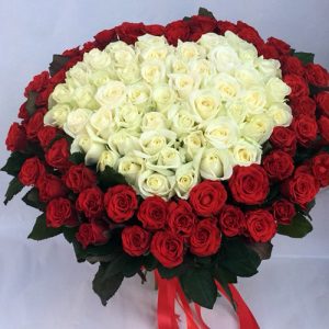 Букет у формі серця з білих троянд з червоною окантовкою фото